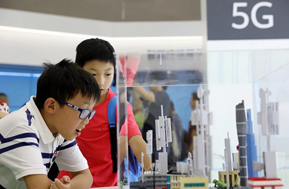 wx在位于上海徐汇滨江的2019世界人工智能大会华为5G体验馆内，小朋友在观看一组展现5G基站的模型。（2019年8月26日摄）.jpg