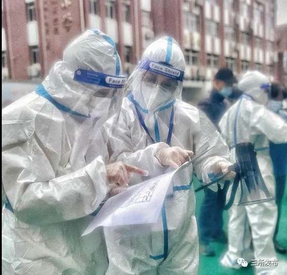 黄笑宇、龚平在徐汇第一中心小学参与志愿服务ww.jpg