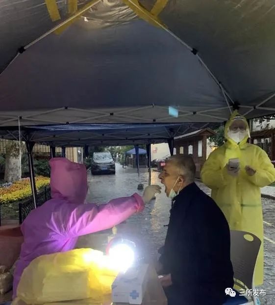 安楠、陈凯、郑智豪、魏杰在天平街道永嘉新村参与志愿服务2.jpg